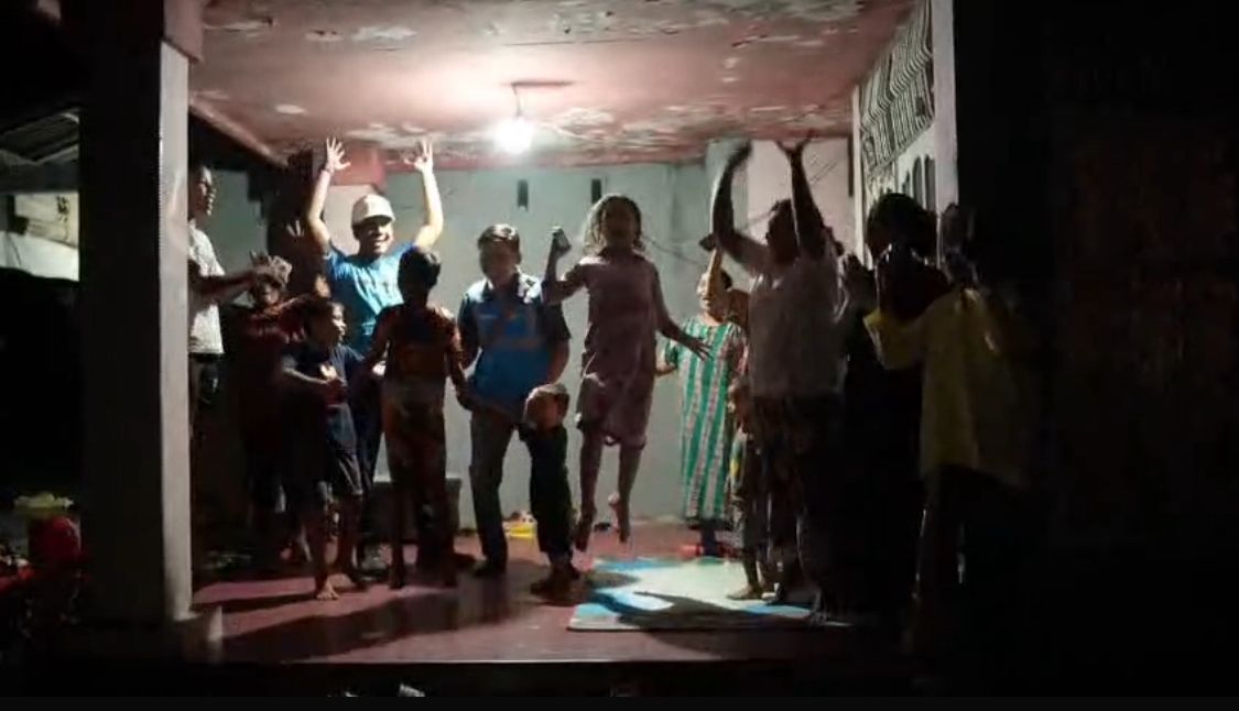 Warga Kabupaten Agam bersorak-sorai merayakan listrik yang kembali menyala pascabencana banjir dan tanah longsor yang menerjang Sumatra Barat. Kini, listrik di wilayah Sumatra Barat berhasil pulih 100% setelah Kabupaten Agam sebagai wilayah terdampak tera